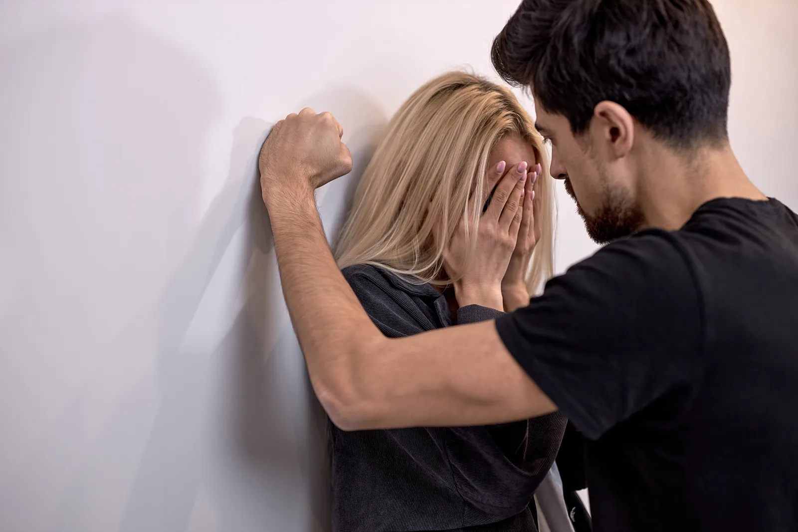 Women’s self defense scenario emphasizing awareness and escape priorities in Roanoke